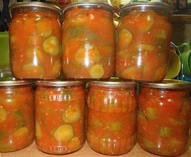 Мариновані огірки в томатній заливці