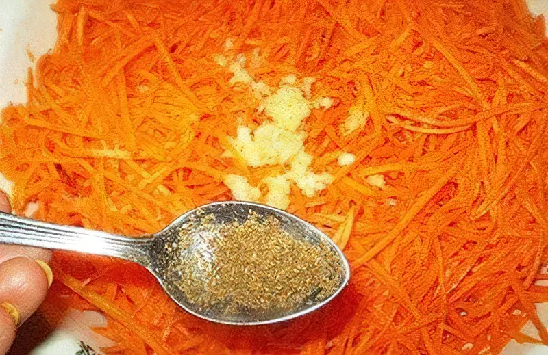 Морква по-корейськи з коріандром