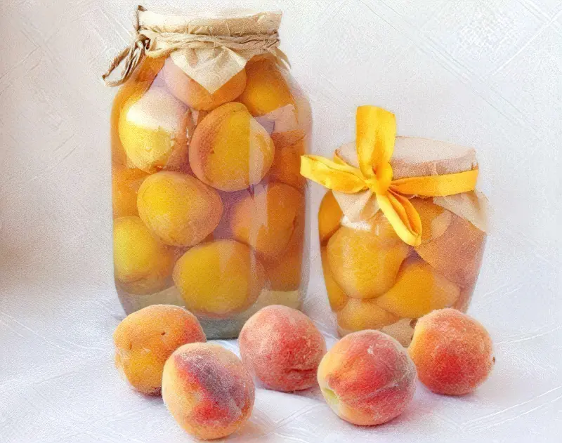 Консервовані персики в сиропі