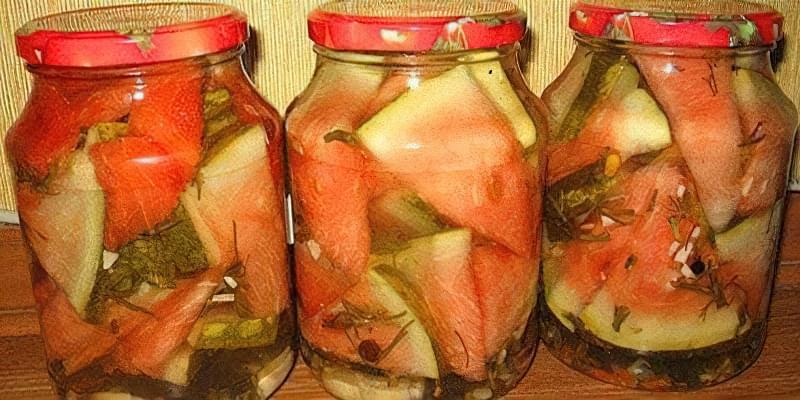 Консервация кавунов на зиму. YAk zasolyty kavuny na zymu po domashnomu 4. Консервация кавунов на зиму фото. Консервация кавунов на зиму-YAk zasolyty kavuny na zymu po domashnomu 4. картинка Консервация кавунов на зиму. картинка YAk zasolyty kavuny na zymu po domashnomu 4. Арбузы зимой чаще всего употребляются не как десерт, а в качестве закуски. Как готовить соленый или моченый арбуз в бочке мы с вами уже обсуждали. Сегодняшний рецепт для тех, у кого нет погреба, и кто ищет рецепт, как приготовить арбузы в банках.