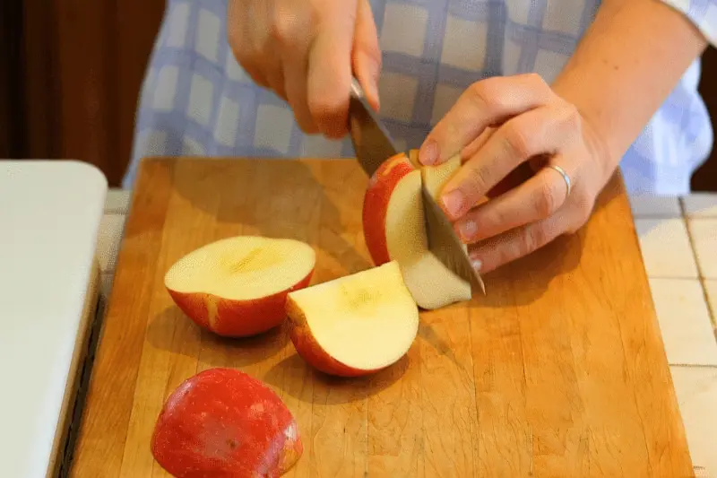 на фото — нарізка яблук для компоту