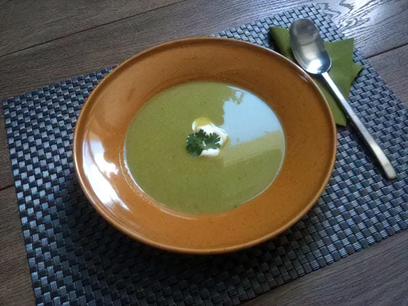 Літній суп із зеленого горошку
