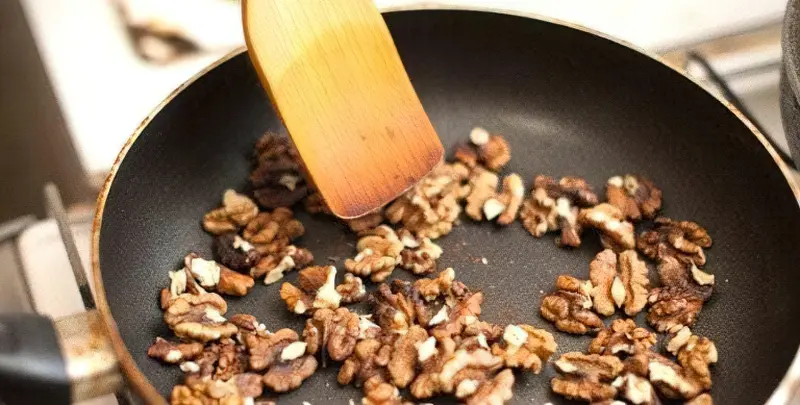 Смаження горіхів на сковороді