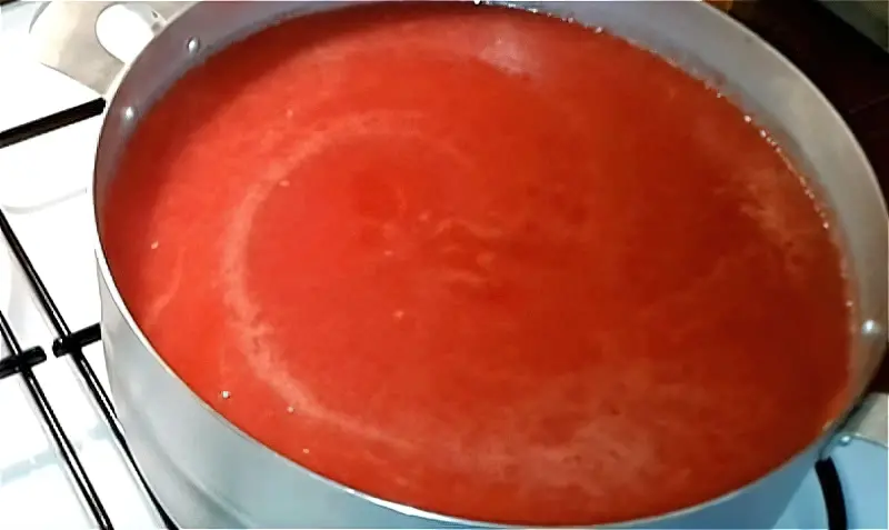 робимо томатний сік і ставимо його на вогонь