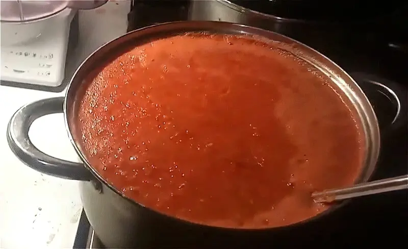 додаємо в томатну масу хрін з часником і перемішуємо