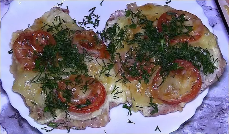 Свинина по-французьки з помідорами і сиром в духовці