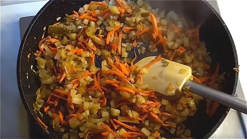 обсмажуємо моркву, цибулю і солоні огірки