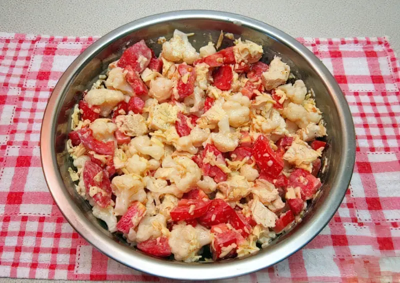 Фото Приготування рецепта: Салат з куркою, помідорами і цвітною капустою  12