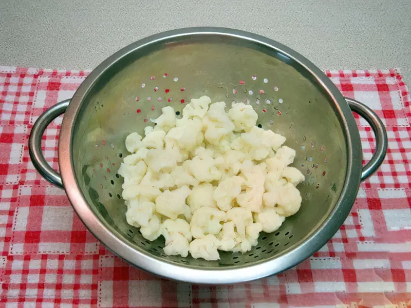 Фото Приготування рецепта: Салат з куркою, помідорами і цвітною капустою  5