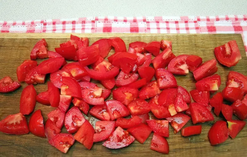 Фото Приготування рецепта: Салат з куркою, помідорами і цвітною капустою  6