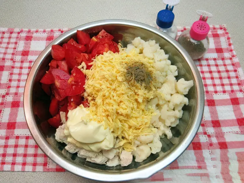 Фото Приготування рецепта: Салат з куркою, помідорами і цвітною капустою  11