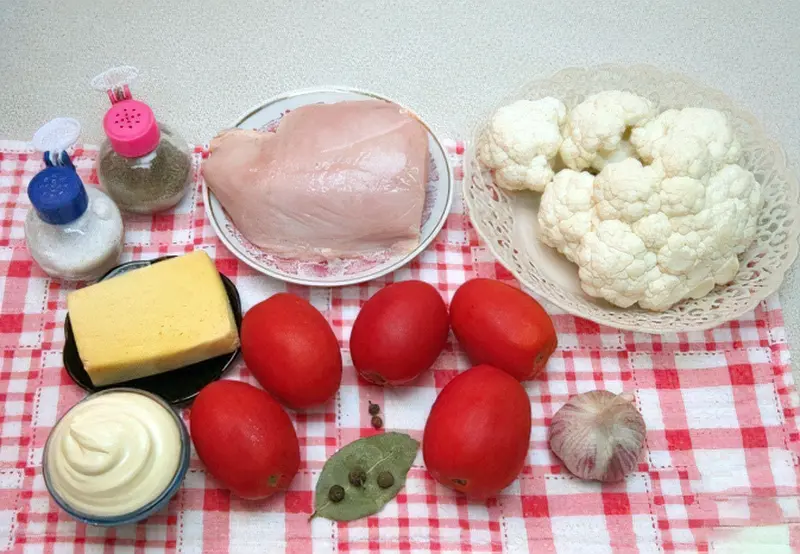 Фото Приготування рецепта: Салат з куркою, помідорами і цвітною капустою 