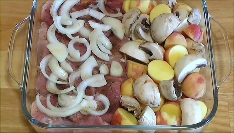 викладаємо м'ясо, картоплю, цибулю і гриби в форму