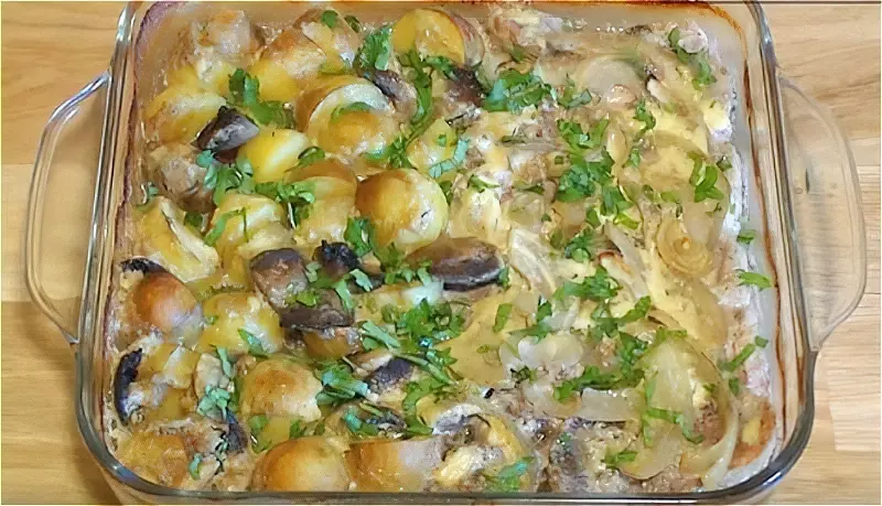 картопля з м'ясом і грибами в духовці