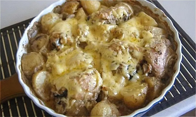 картопля з м'ясом курки, сиром і сметаною в духовці