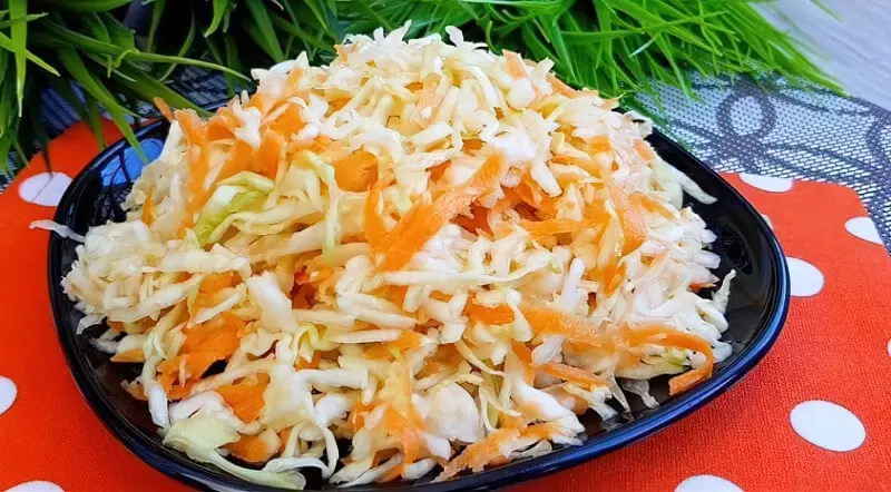 салат зі свіжої капусти і моркви, як в їдальні