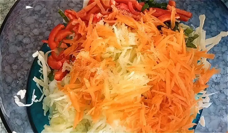 нарізаємо капусту, перець, яблуко і моркву для салату