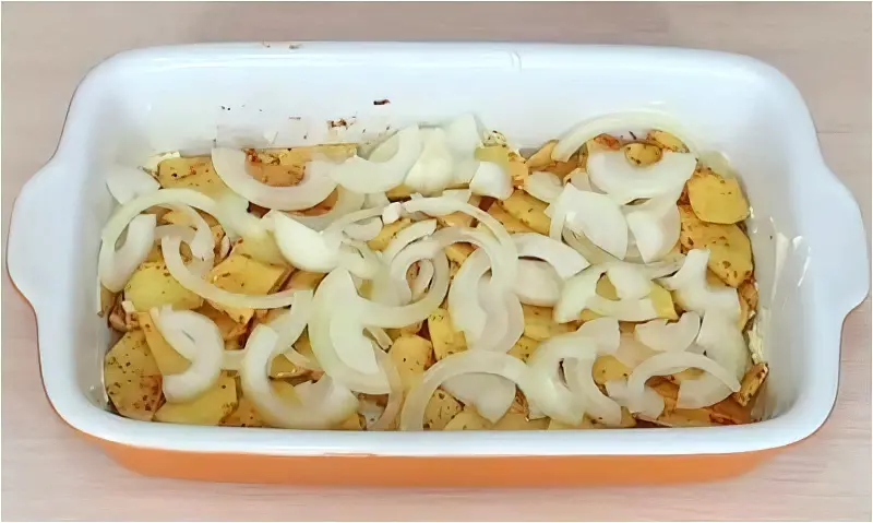 нарізаємо картоплю з цибулею і викладаємо в форму для запікання